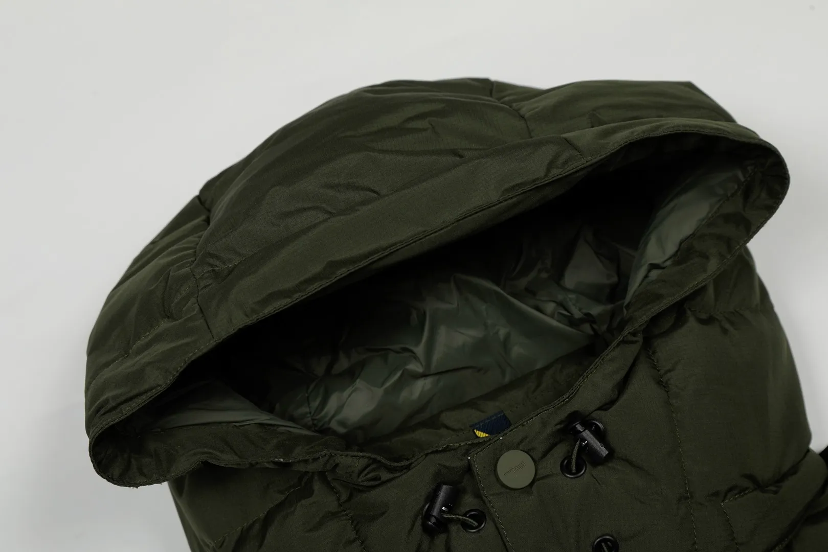 P720 Top quality" Style number: 9003# [Ralph Lauren winter basic classic embroidered men's and women's couple's same style hooded down jacket] ✅Ralph Lauren American retro chest zipper high version top-fill winter down jacket ✅100% high-quality white duck down, high version top-fill capacity ✅Double-layer inner velvet to strictly prevent velvet running ✅Built-in adjustable drawstring, windproof and coldproof, considerate and in place ✅Original version The maximum size can be worn up to 200 pounds. Loose and comfortable, no pressure. ✅Same style for male and female couples. Recommended OOTD outfits in winter~ Size: S-XL Color: Black, milky white, khaki, navy blue, military green